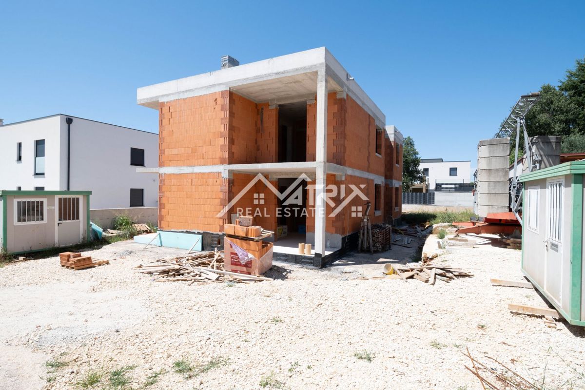 Poreč, pritlično stanovanje z vrtom v bližini morja