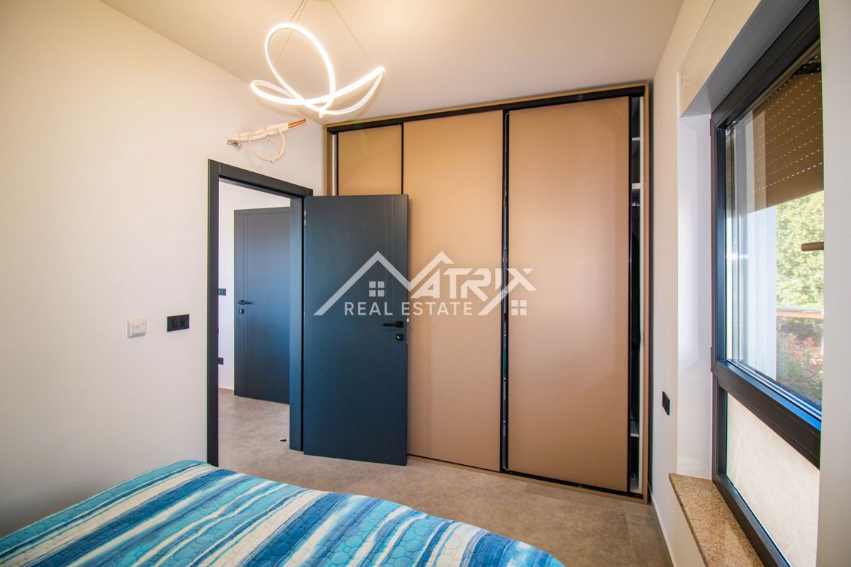 Medulin, stan s krovnom terasom 1 km od mora, Novogradnja!