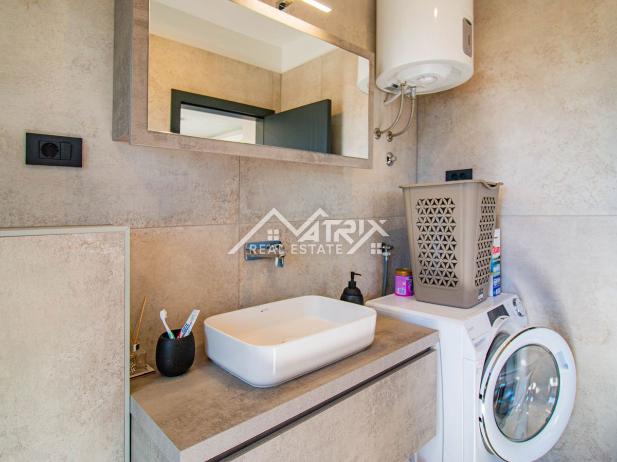 Medulin, stan s krovnom terasom 1 km od mora, Novogradnja!