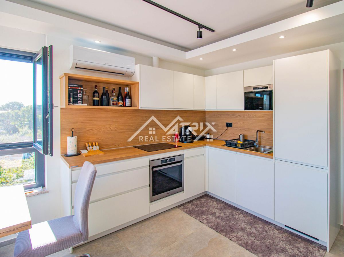 Medulin, stan s krovnom terasom 1 km od mora, Novogradnja!