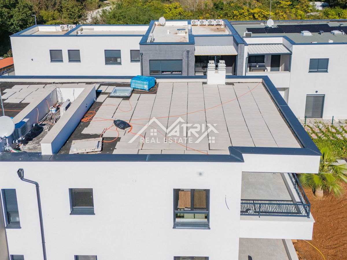 Medulin, stan s krovnom terasom 1 km od mora, Novogradnja!