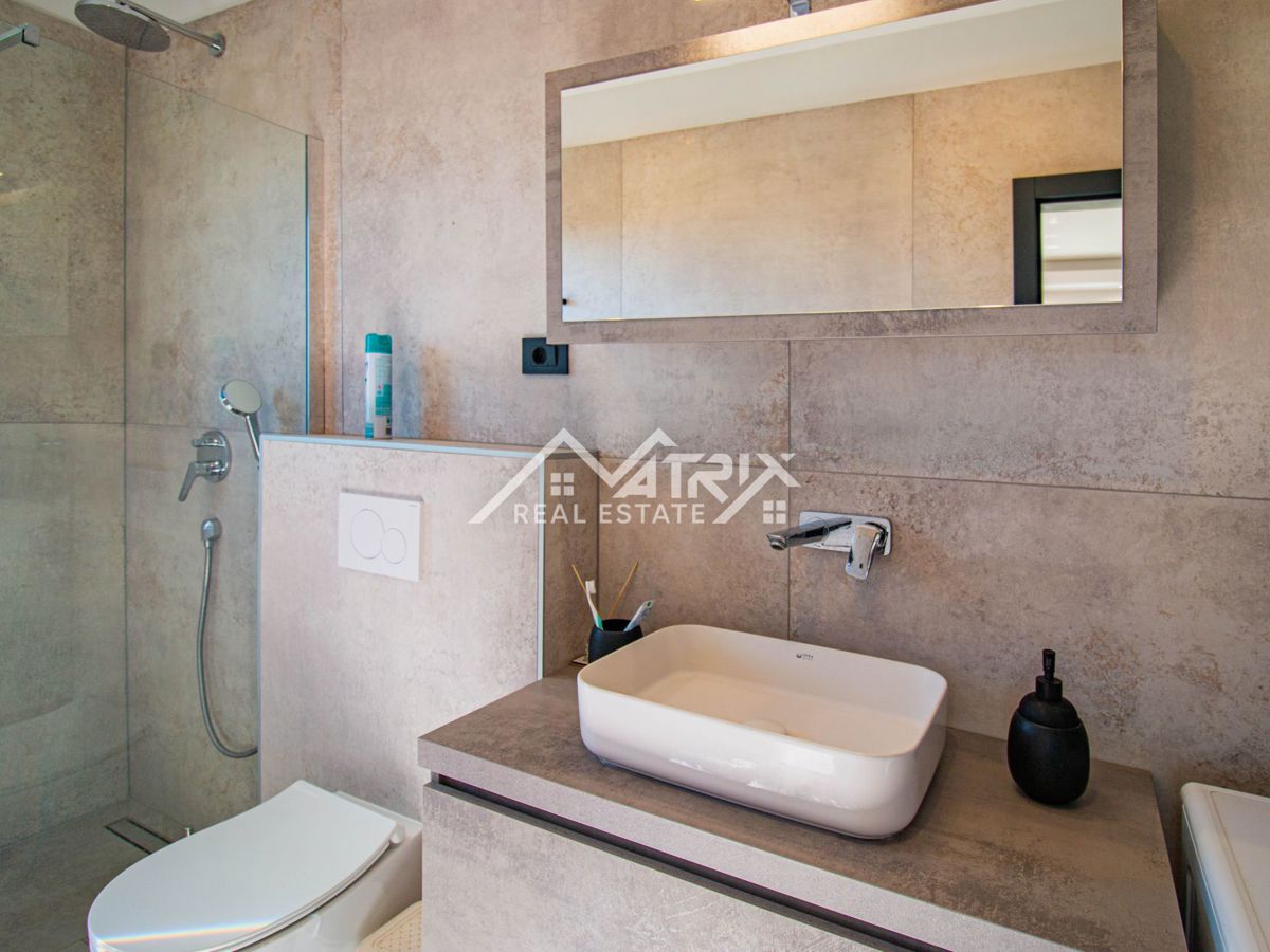 Medulin, stan s krovnom terasom 1 km od mora, Novogradnja!