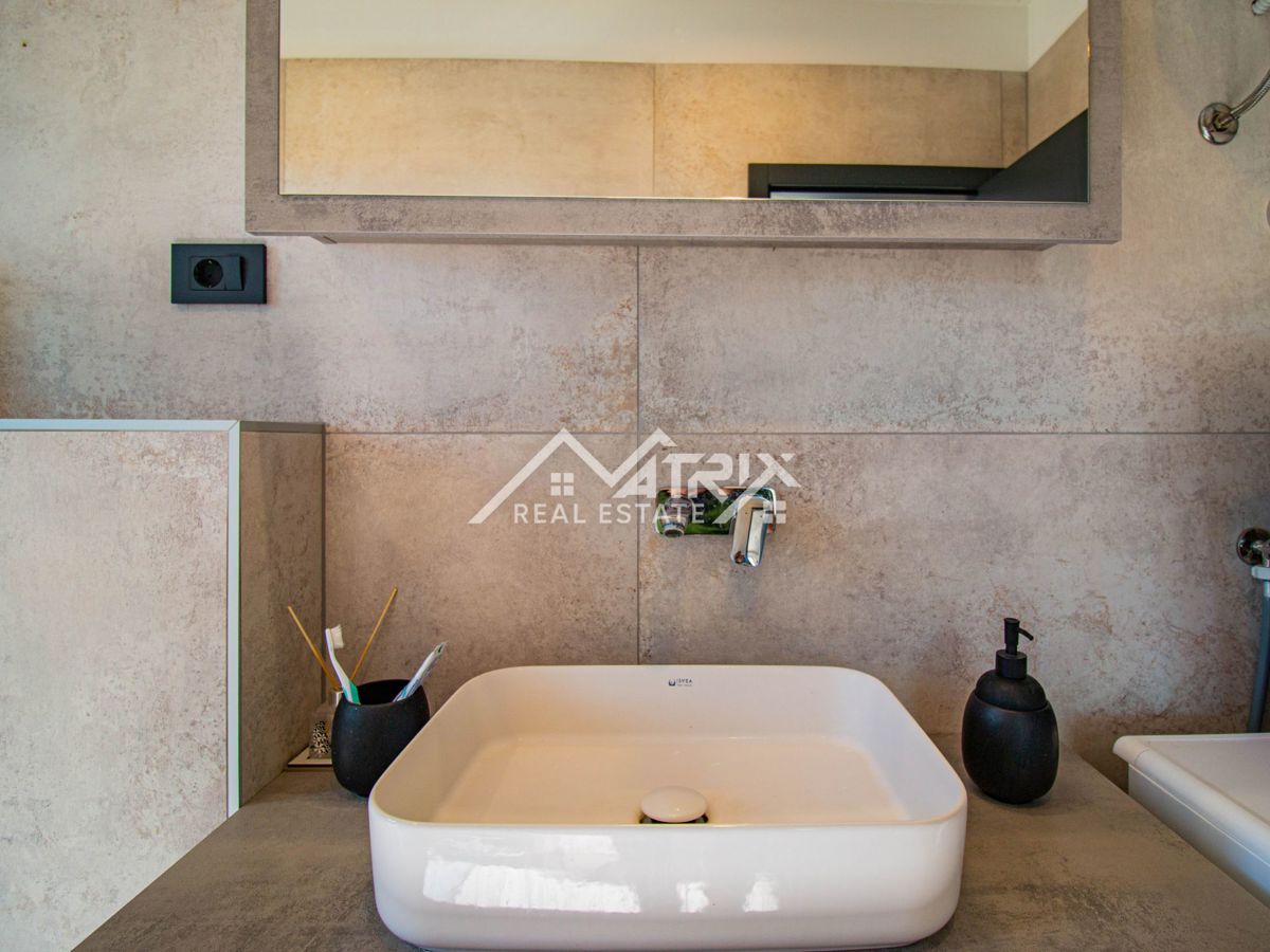 Medulin, stan s krovnom terasom 1 km od mora, Novogradnja!