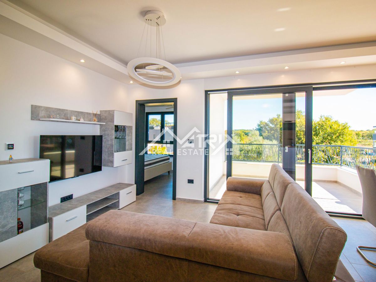 Medulin, stan s krovnom terasom 1 km od mora, Novogradnja!