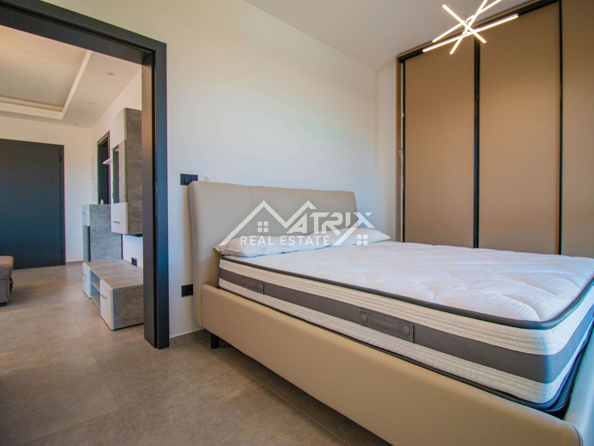 Medulin, stan s krovnom terasom 1 km od mora, Novogradnja!