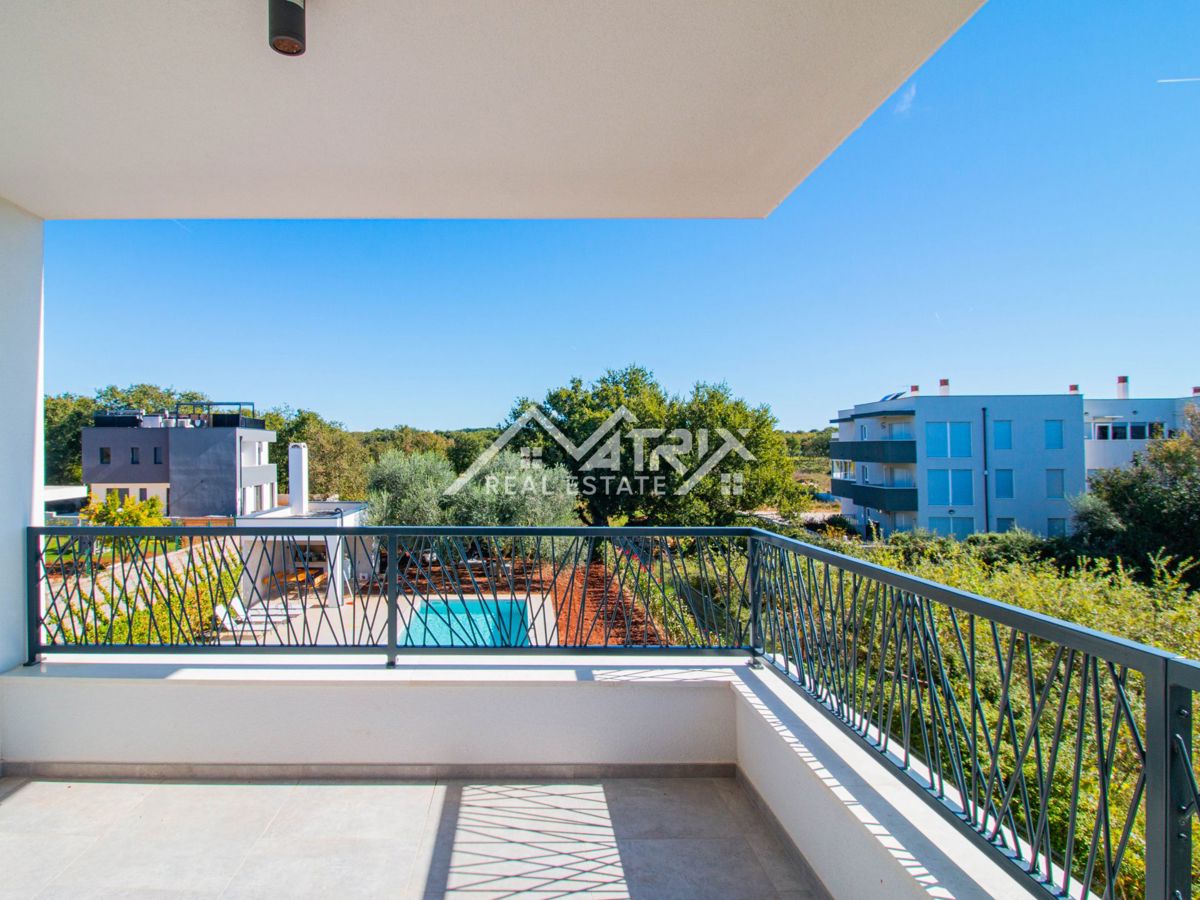 Medulin, stan s krovnom terasom 1 km od mora, Novogradnja!