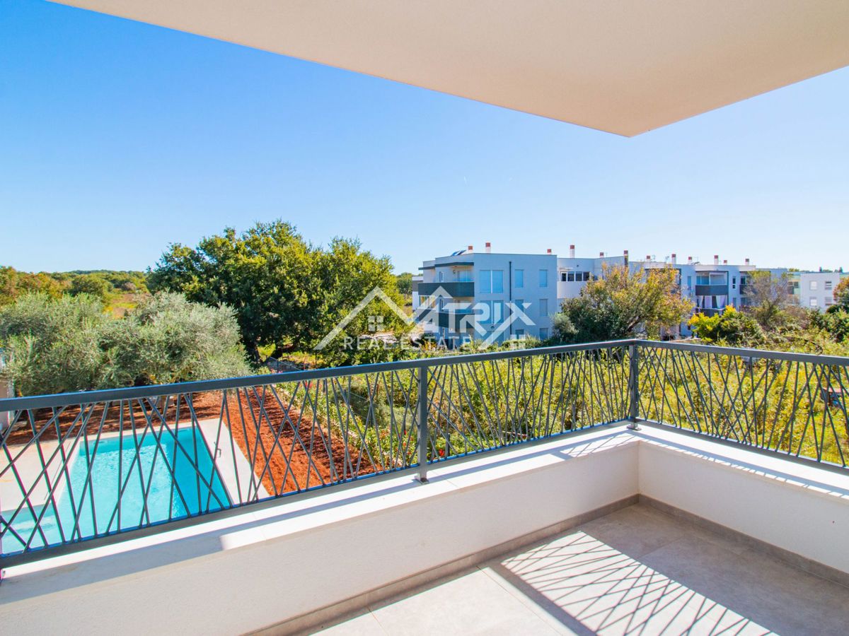 Medulin, stan s krovnom terasom 1 km od mora, Novogradnja!