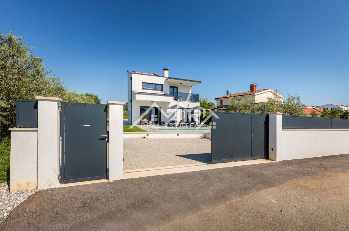 Poreč okolica, moderna hiša z bazenom 5 km od morja in mesta