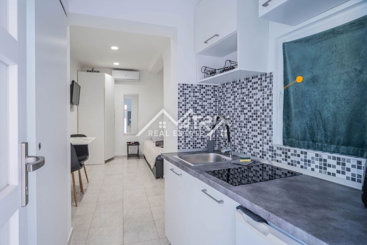 Pula okolica, hiša s 3 apartmaji in vrtom, 200 m od morja
