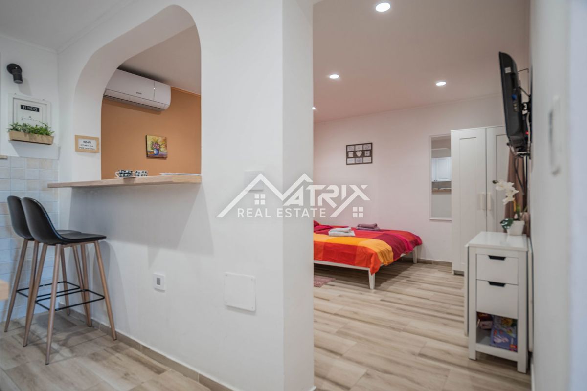 Pula okolica, hiša s 3 apartmaji in vrtom, 200 m od morja