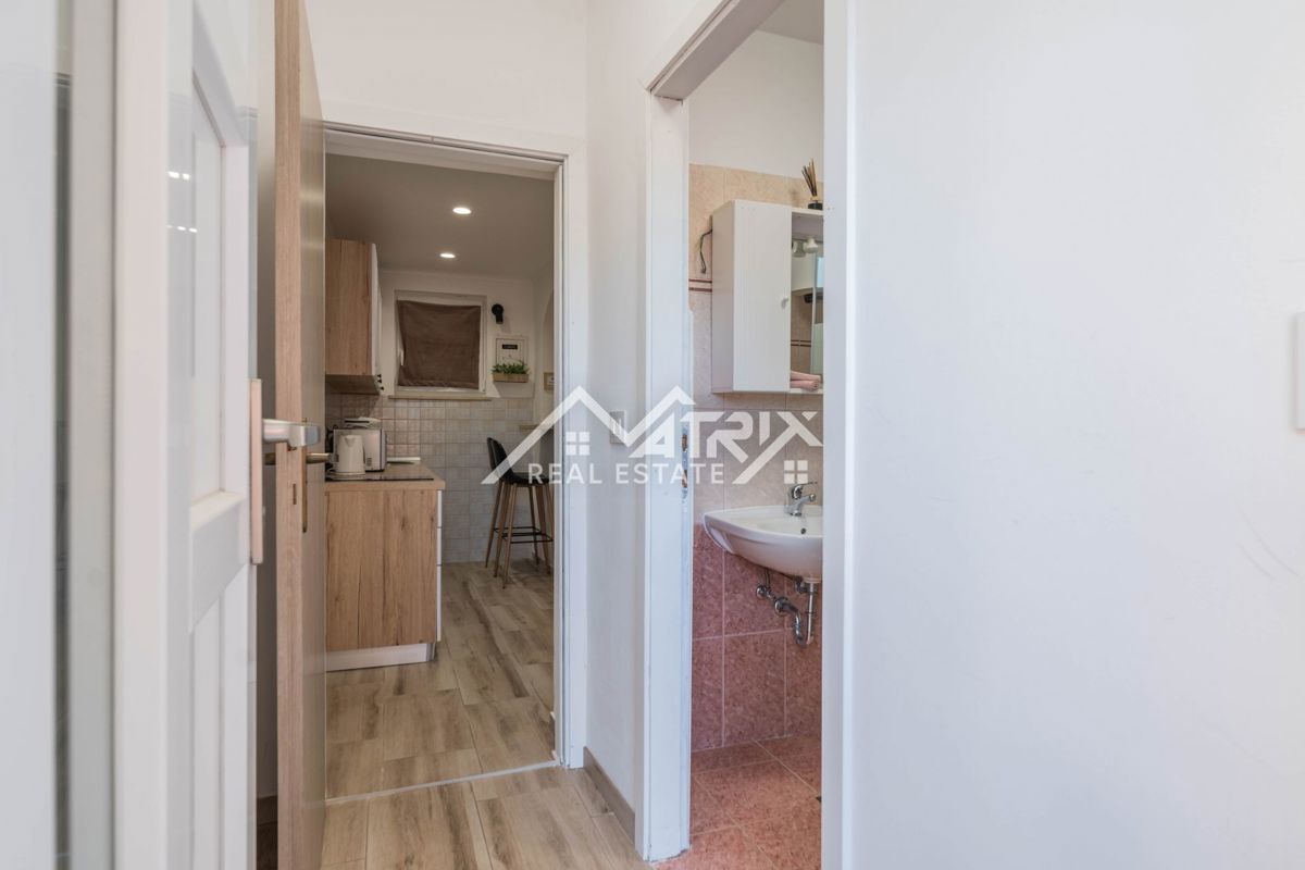 Pula okolica, hiša s 3 apartmaji in vrtom, 200 m od morja