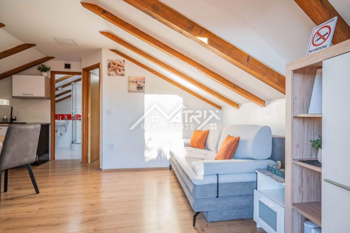Pula okolica, hiša s 3 apartmaji in vrtom, 200 m od morja