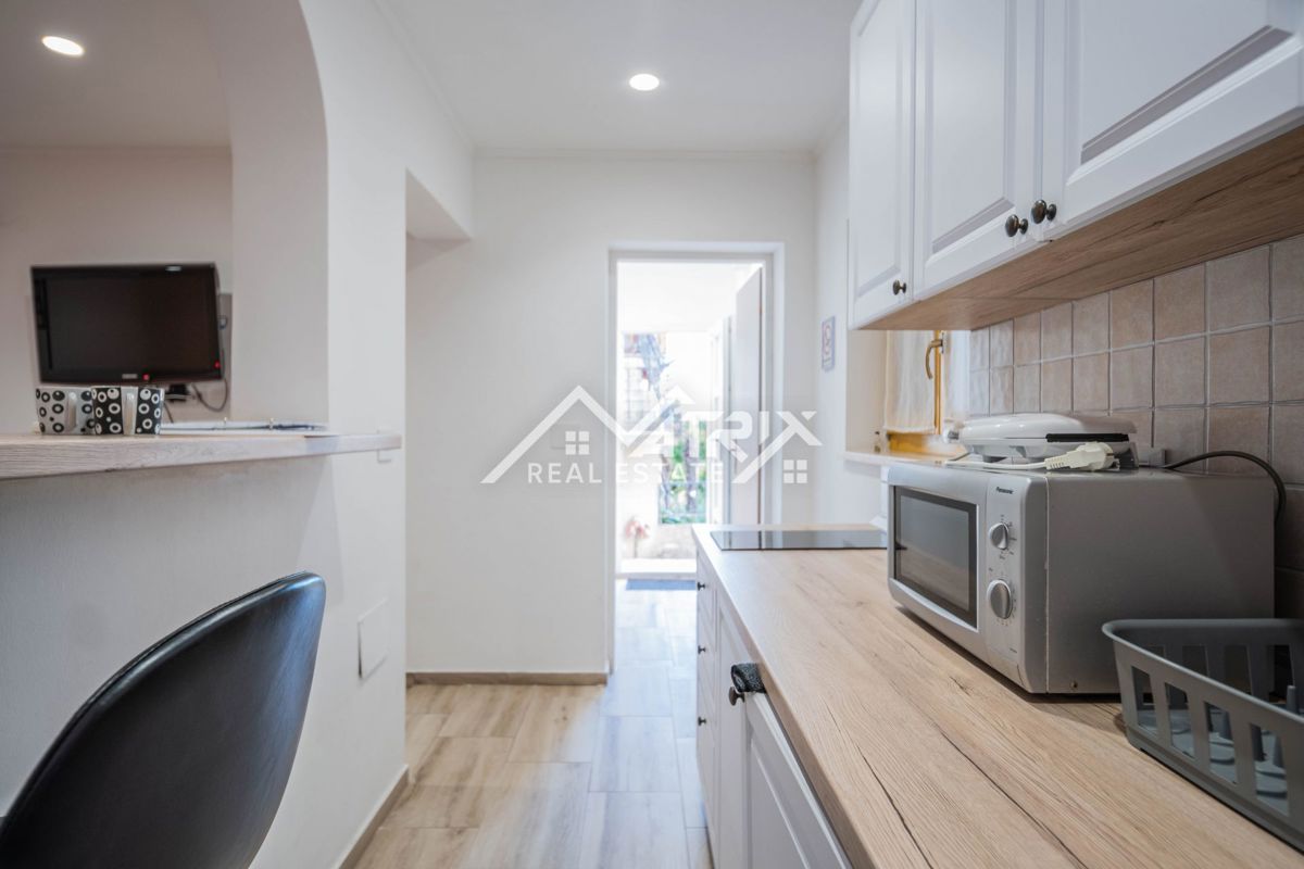 Pula okolica, hiša s 3 apartmaji in vrtom, 200 m od morja
