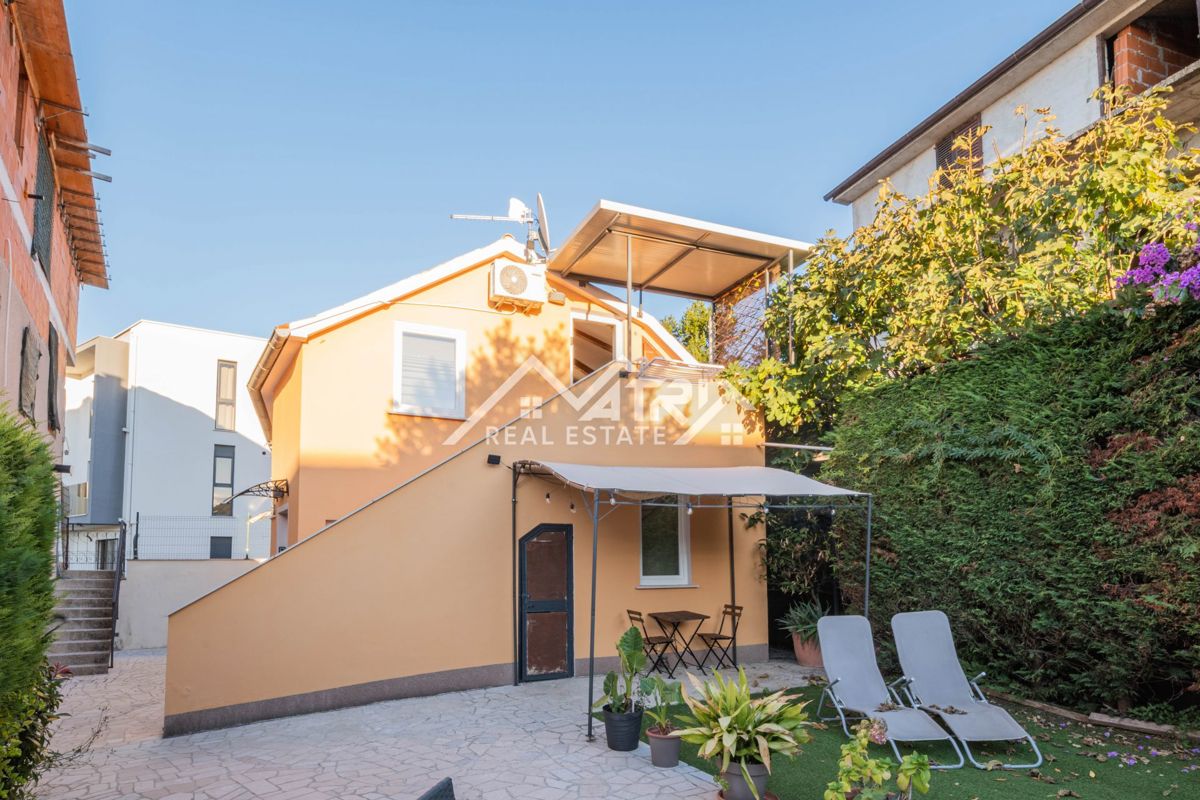 Pula okolica, hiša s 3 apartmaji in vrtom, 200 m od morja