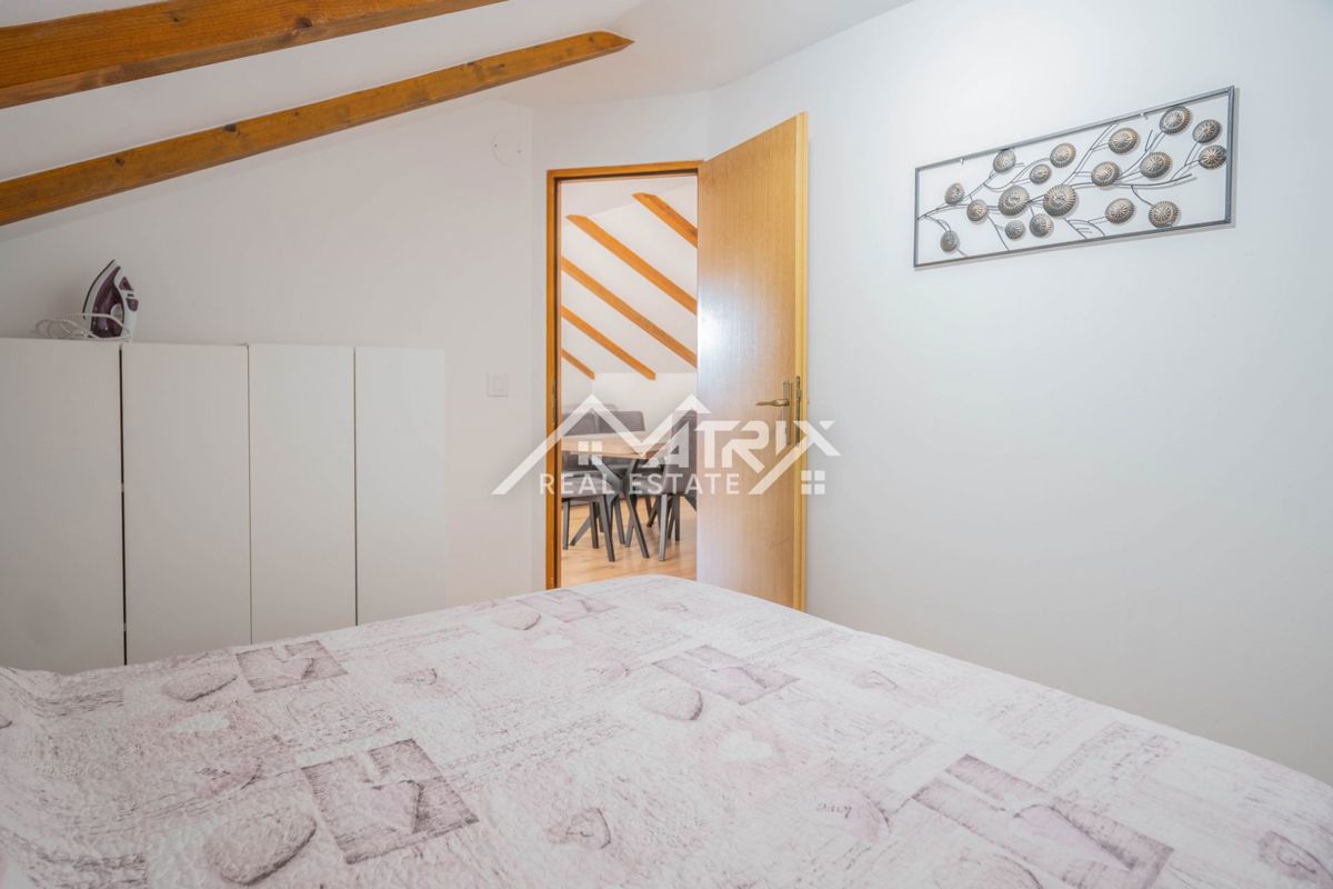 Pula okolica, hiša s 3 apartmaji in vrtom, 200 m od morja