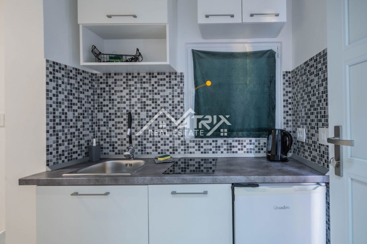 Pula okolica, hiša s 3 apartmaji in vrtom, 200 m od morja