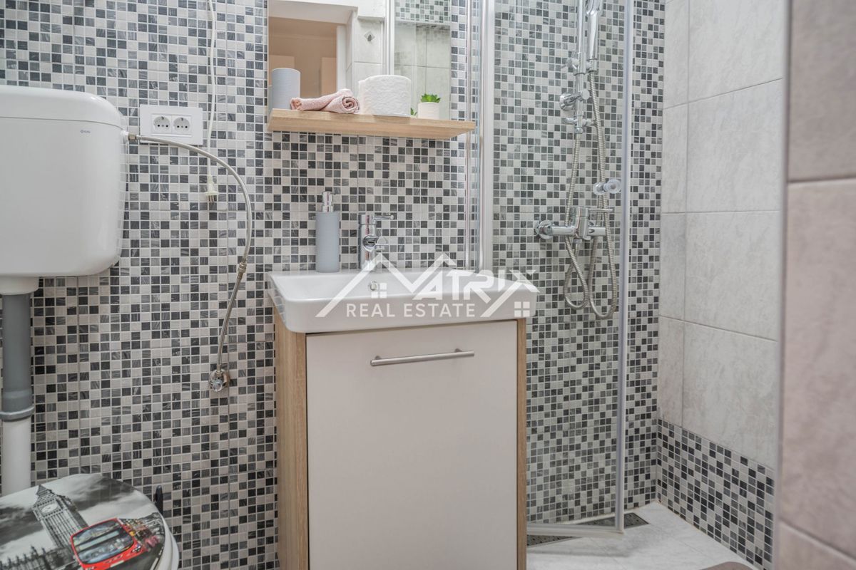 Pula okolica, hiša s 3 apartmaji in vrtom, 200 m od morja