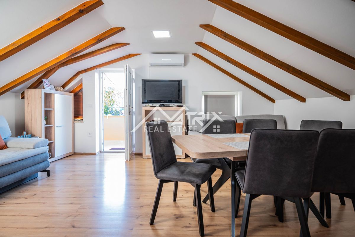 Pula okolica, hiša s 3 apartmaji in vrtom, 200 m od morja
