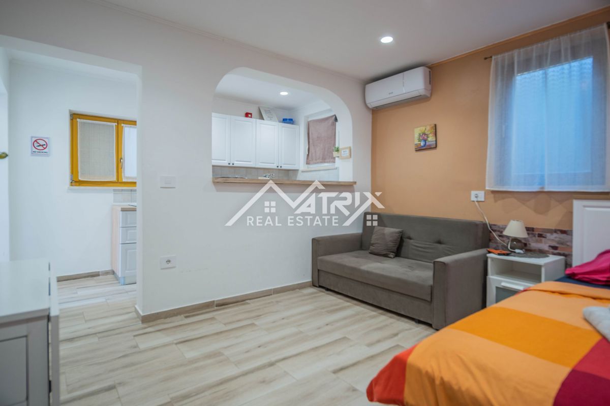 Pula okolica, hiša s 3 apartmaji in vrtom, 200 m od morja
