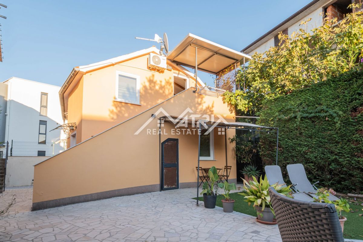 Pula okolica, hiša s 3 apartmaji in vrtom, 200 m od morja