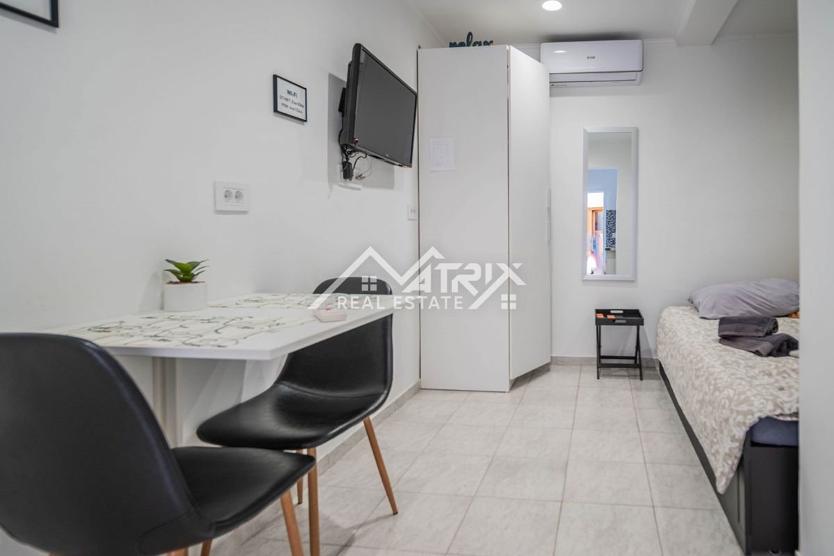 Pula okolica, hiša s 3 apartmaji in vrtom, 200 m od morja