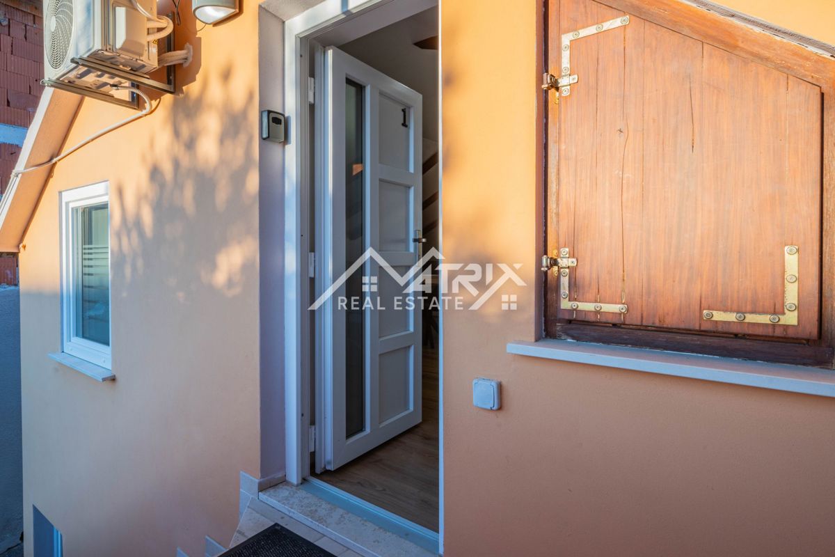 Pula okolica, hiša s 3 apartmaji in vrtom, 200 m od morja