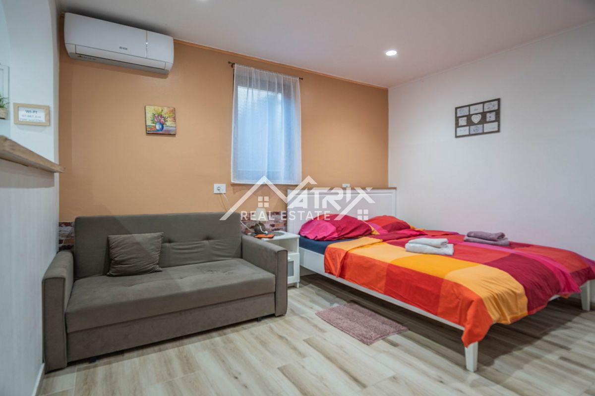 Pula okolica, hiša s 3 apartmaji in vrtom, 200 m od morja