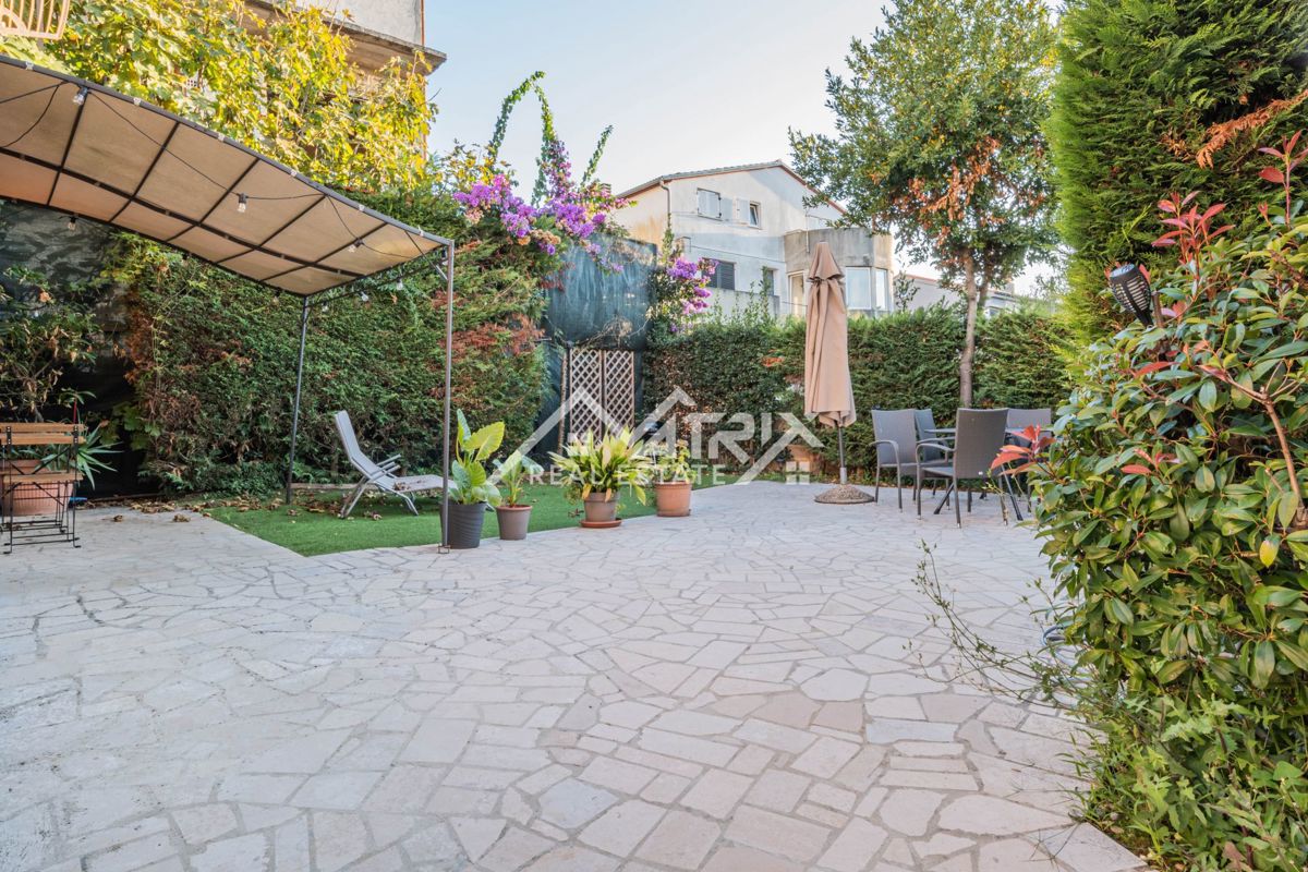Pula okolica, hiša s 3 apartmaji in vrtom, 200 m od morja