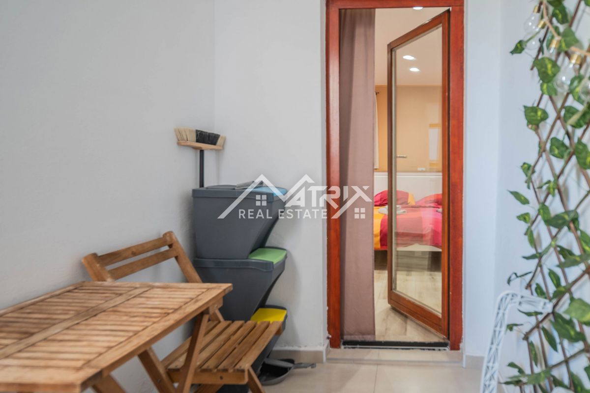 Pula okolica, hiša s 3 apartmaji in vrtom, 200 m od morja