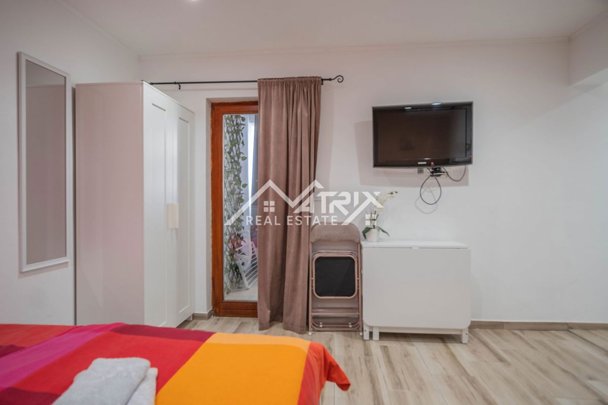 Pula okolica, hiša s 3 apartmaji in vrtom, 200 m od morja