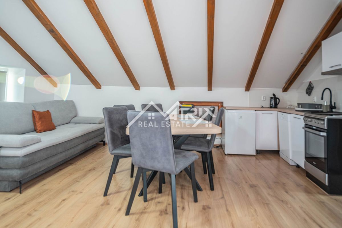 Pula okolica, hiša s 3 apartmaji in vrtom, 200 m od morja