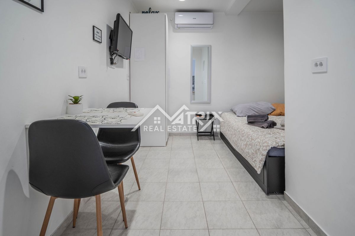 Pula okolica, hiša s 3 apartmaji in vrtom, 200 m od morja