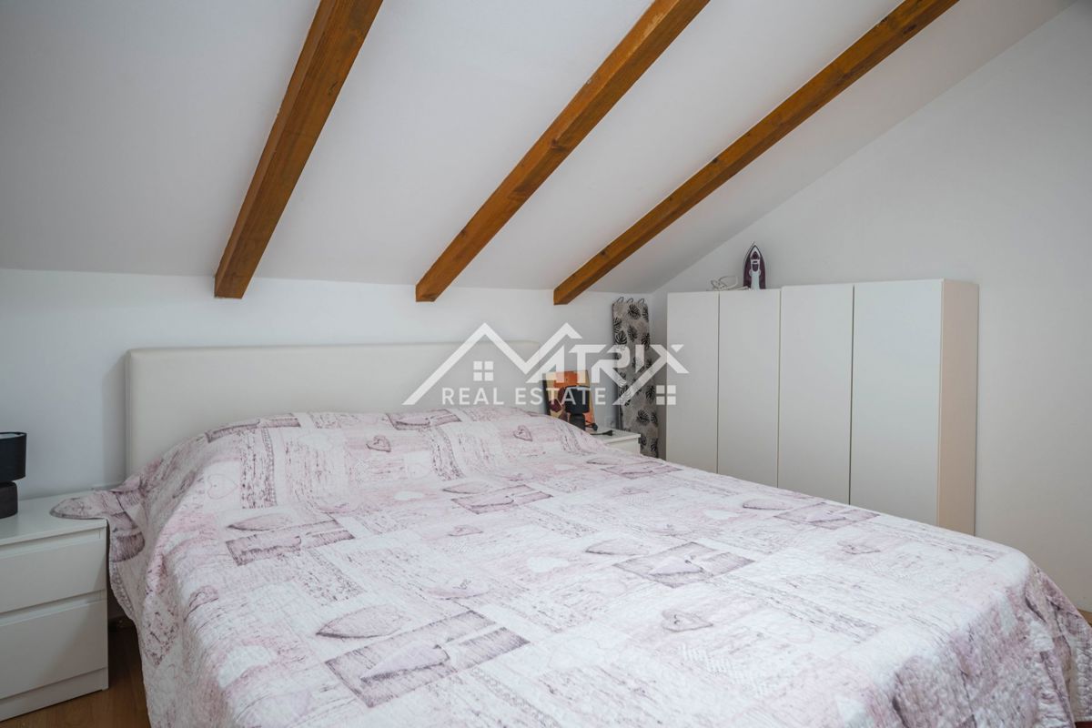Pula okolica, hiša s 3 apartmaji in vrtom, 200 m od morja