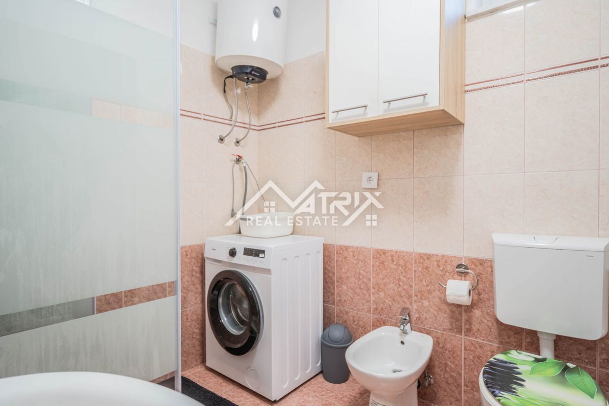Pula okolica, hiša s 3 apartmaji in vrtom, 200 m od morja