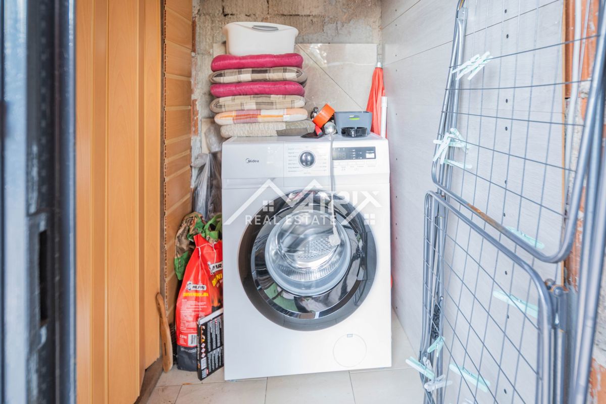 Pula okolica, hiša s 3 apartmaji in vrtom, 200 m od morja