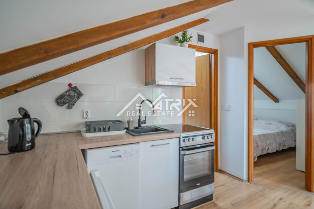 Pula okolica, hiša s 3 apartmaji in vrtom, 200 m od morja