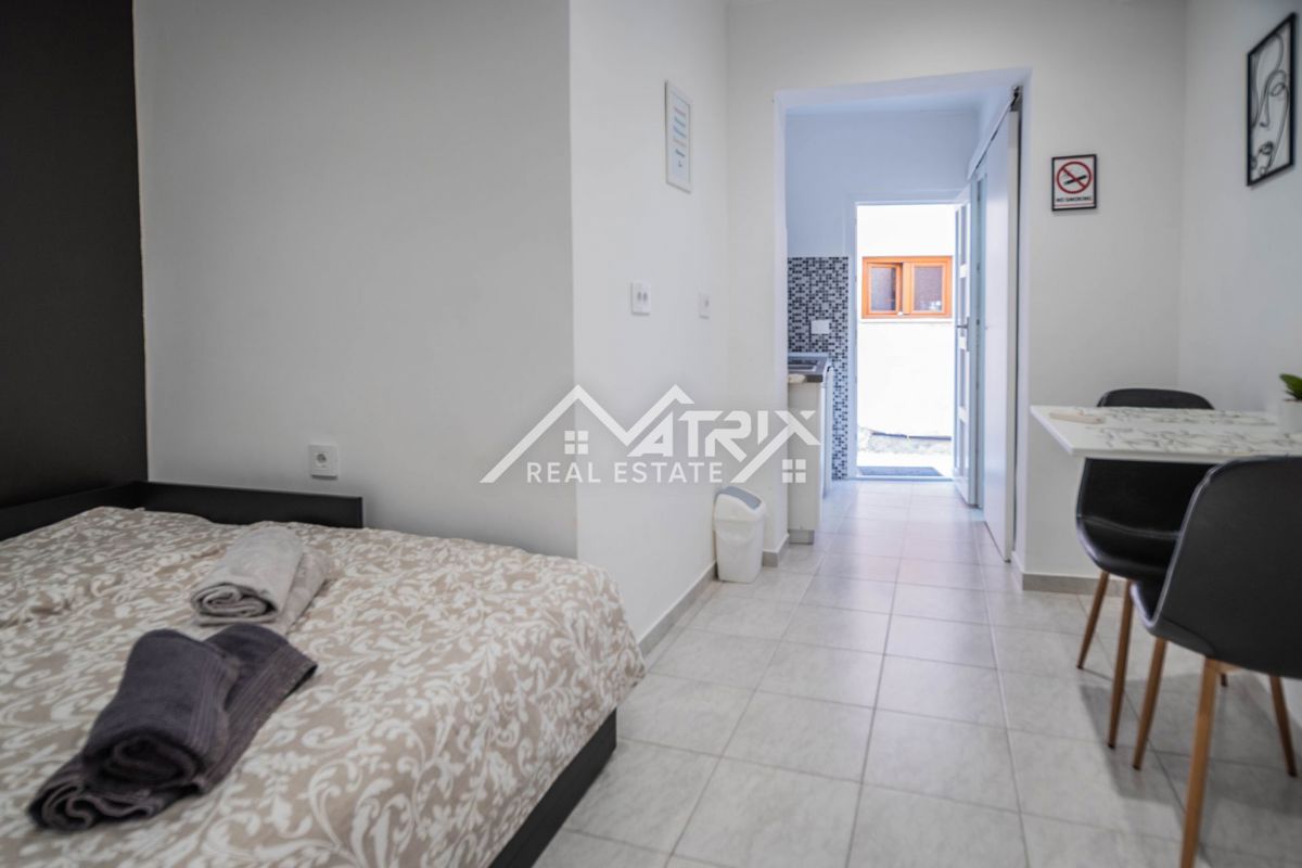 Pula okolica, hiša s 3 apartmaji in vrtom, 200 m od morja