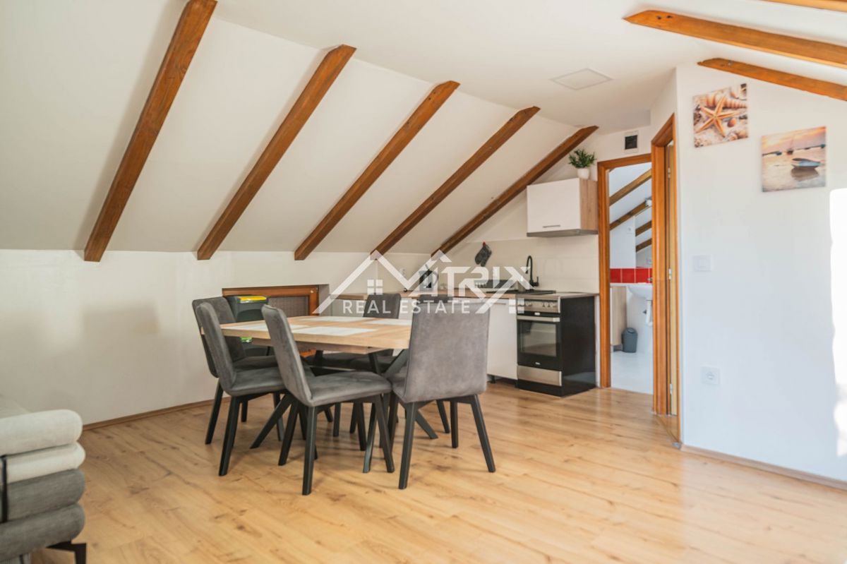 Pula okolica, hiša s 3 apartmaji in vrtom, 200 m od morja