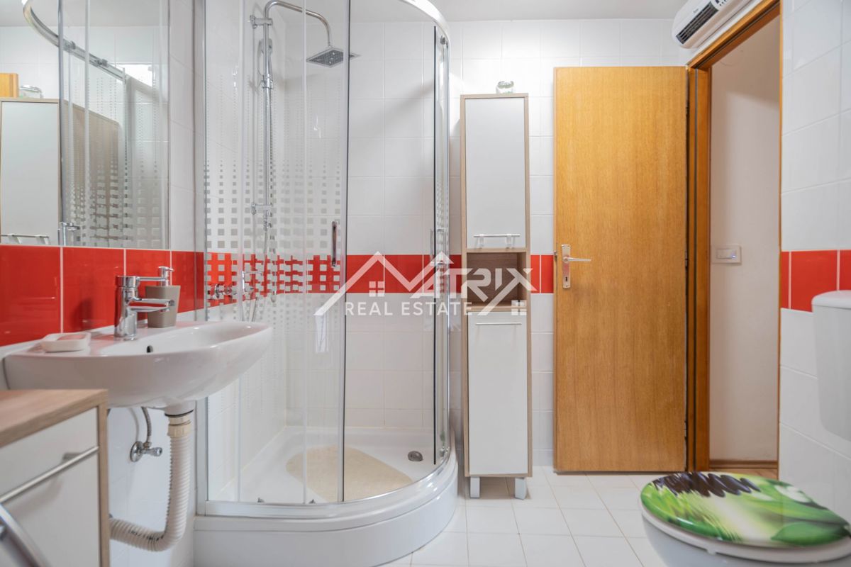 Pula okolica, hiša s 3 apartmaji in vrtom, 200 m od morja