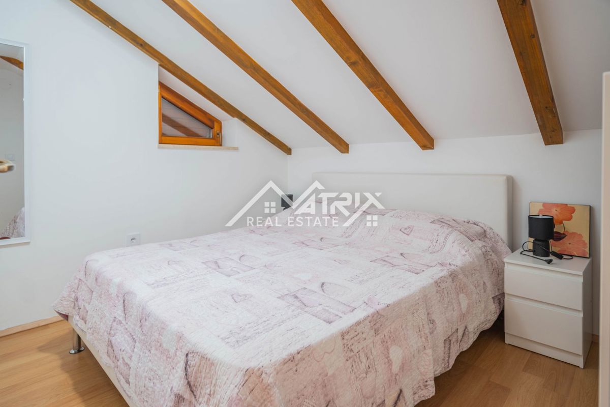 Pula okolica, hiša s 3 apartmaji in vrtom, 200 m od morja