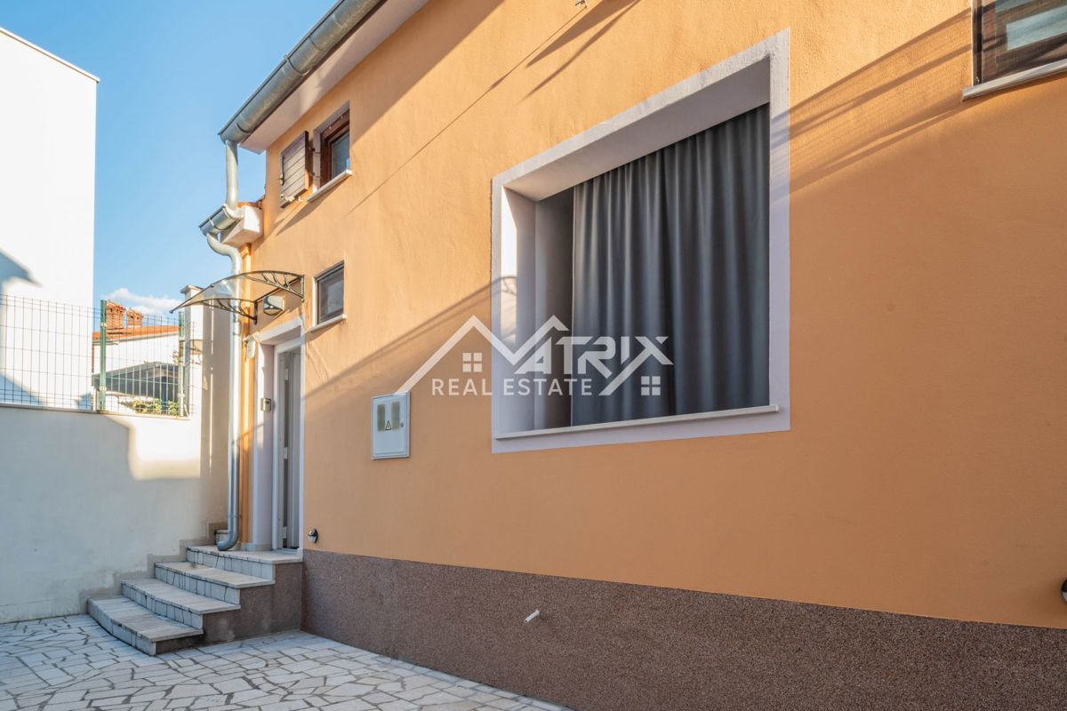 Pula okolica, hiša s 3 apartmaji in vrtom, 200 m od morja