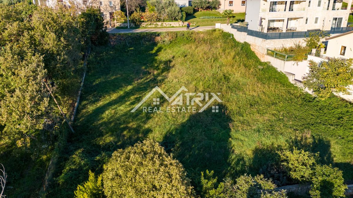 Poreč okolica – zazidljivo zemljišče z dovoljenjem za dvojček in pogledom na morje