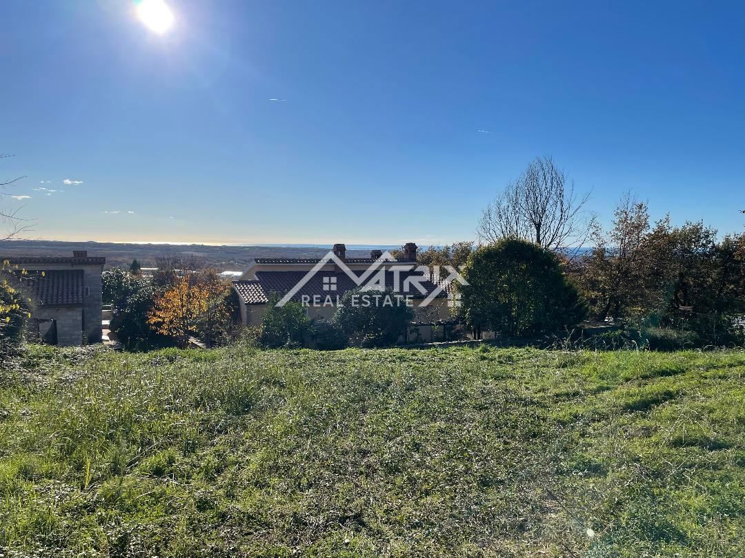 Poreč okolica – zazidljivo zemljišče z dovoljenjem za dvojček in pogledom na morje