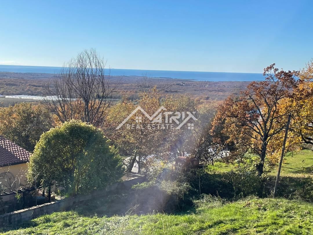 Poreč okolica – zazidljivo zemljišče z dovoljenjem za dvojček in pogledom na morje