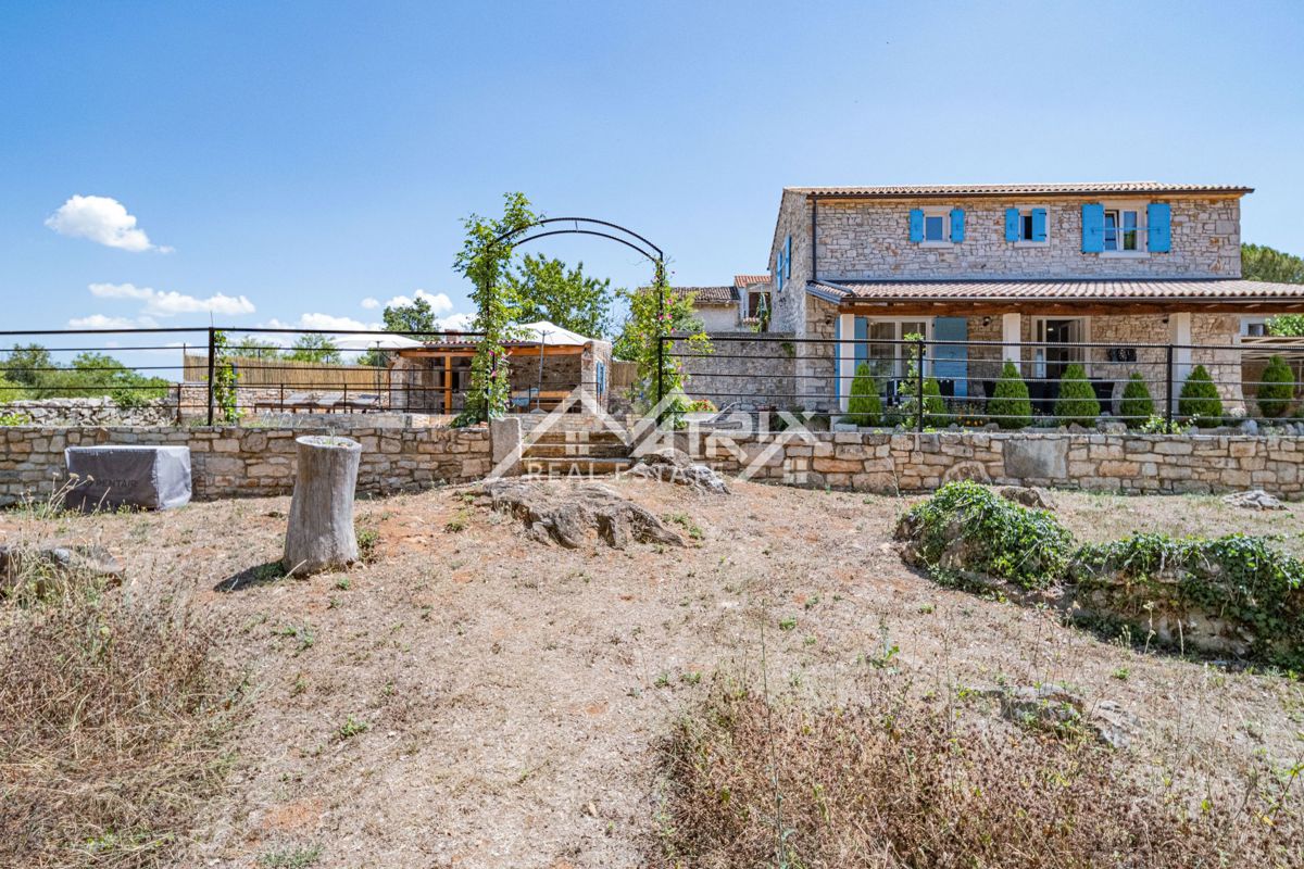 Poreč okolica, čudovita kamnita hiša z bazenom in velikim vrtom