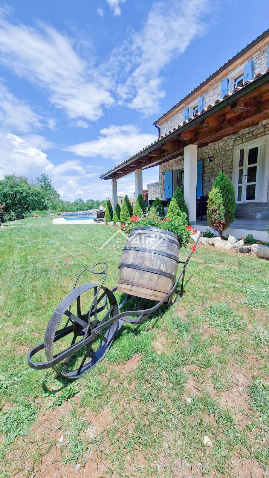 Poreč okolica, čudovita kamnita hiša z bazenom in velikim vrtom