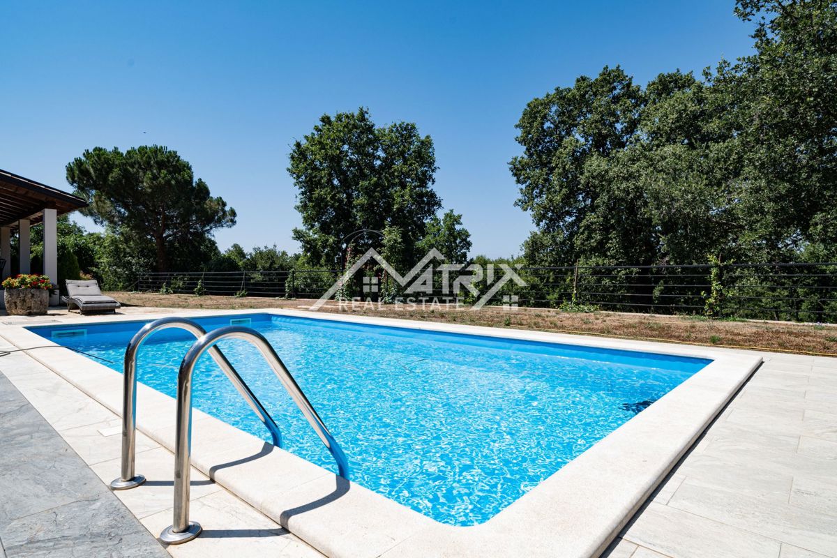 Poreč okolica, čudovita kamnita hiša z bazenom in velikim vrtom