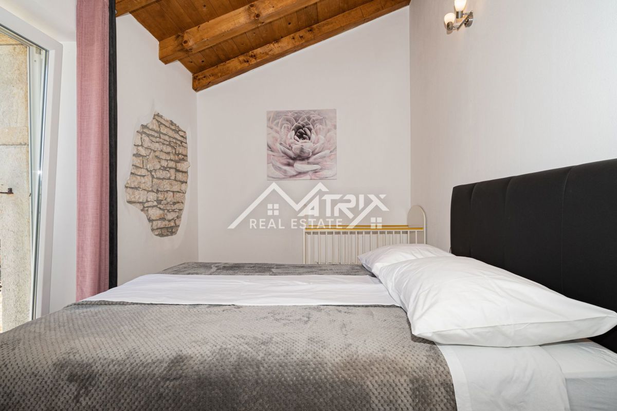 Poreč okolica, čudovita kamnita hiša z bazenom in velikim vrtom