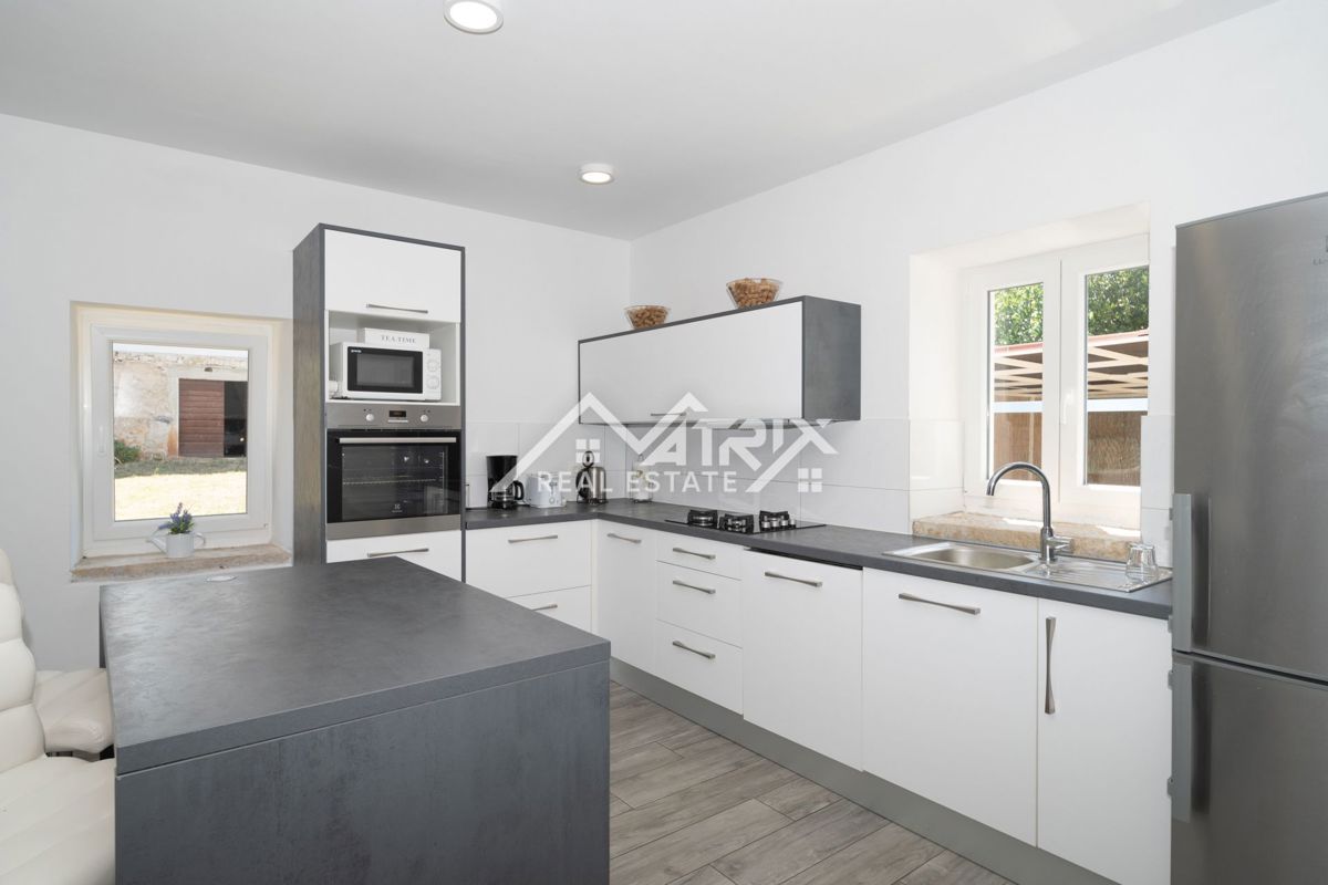 Poreč okolica, čudovita kamnita hiša z bazenom in velikim vrtom