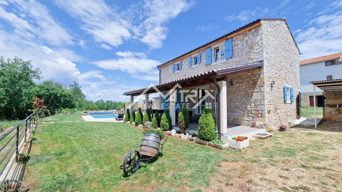 Poreč okolica, čudovita kamnita hiša z bazenom in velikim vrtom